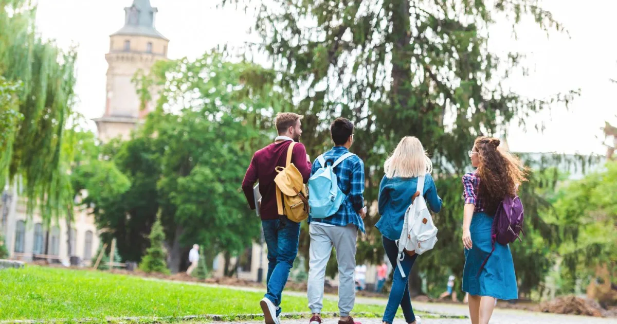 Source image for GiftCrowd Provides College Student Gift Ideas Including Trending Attire and Restaurant Gift Cards